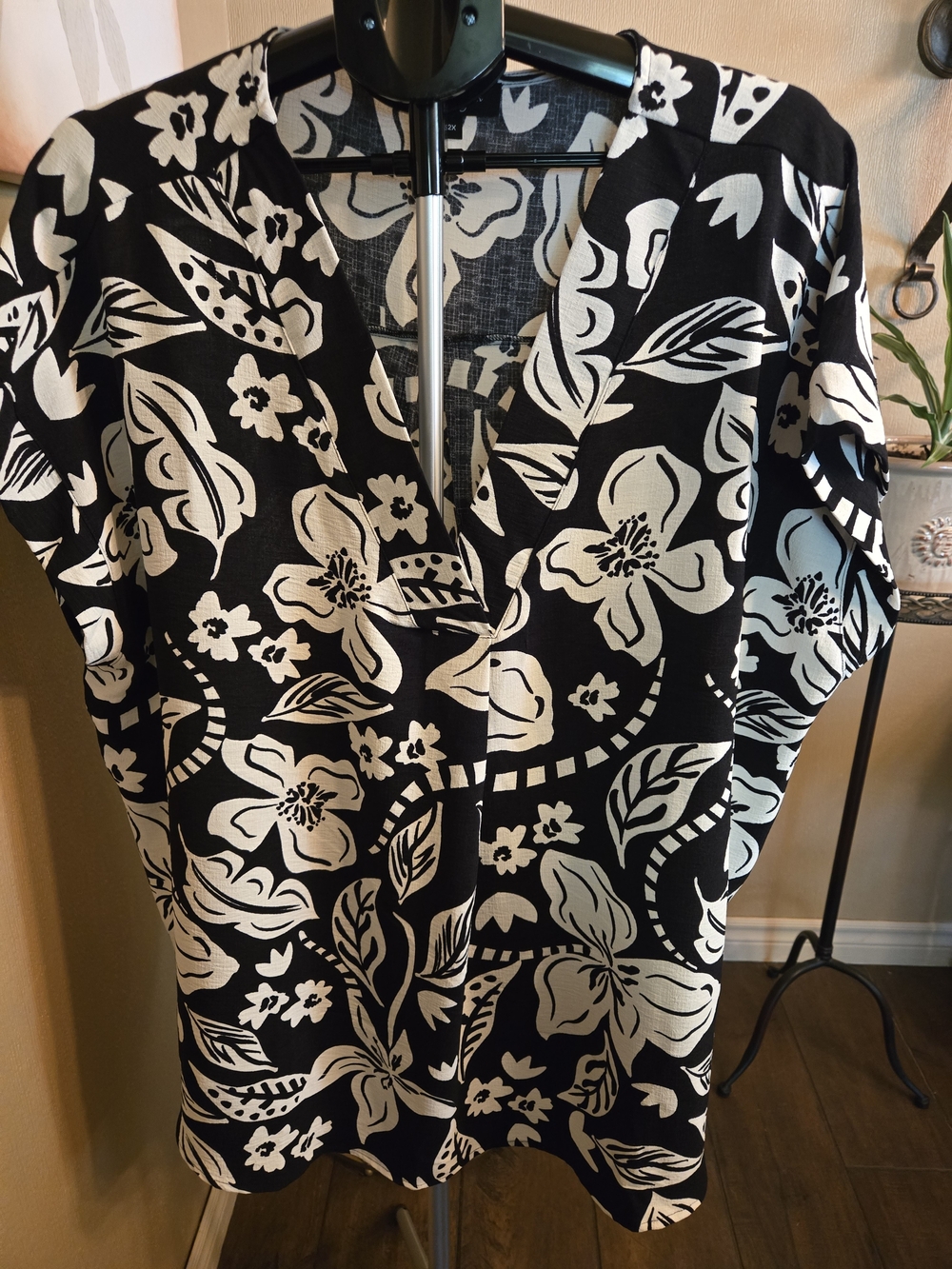 NWOT Lily Morgan Plus Black & White Floral V-Neck Women's Top